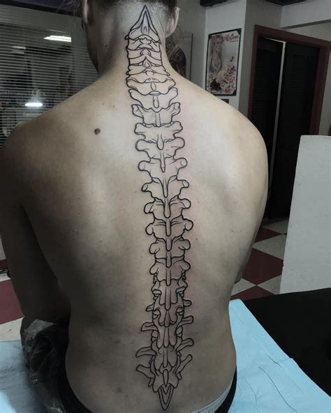 tatouage colone vertebrale homme|Tatouage de colonne vertébrale pour homme : Comparaison des。